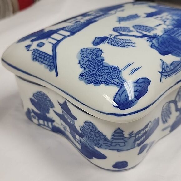 Chinoiserie Vintage Lidded Box with Traditional Chinese Water Landscape - Picture 7 of 10